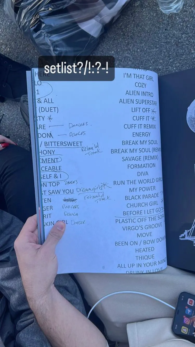 possível setlist da Renaissance World Tour, divulgada no tour book.
