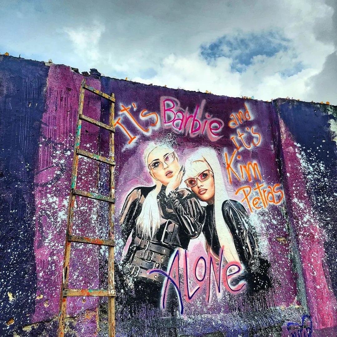 Mural retratando o novo single de Kim Petras com Nicki Minaj, “Alone”