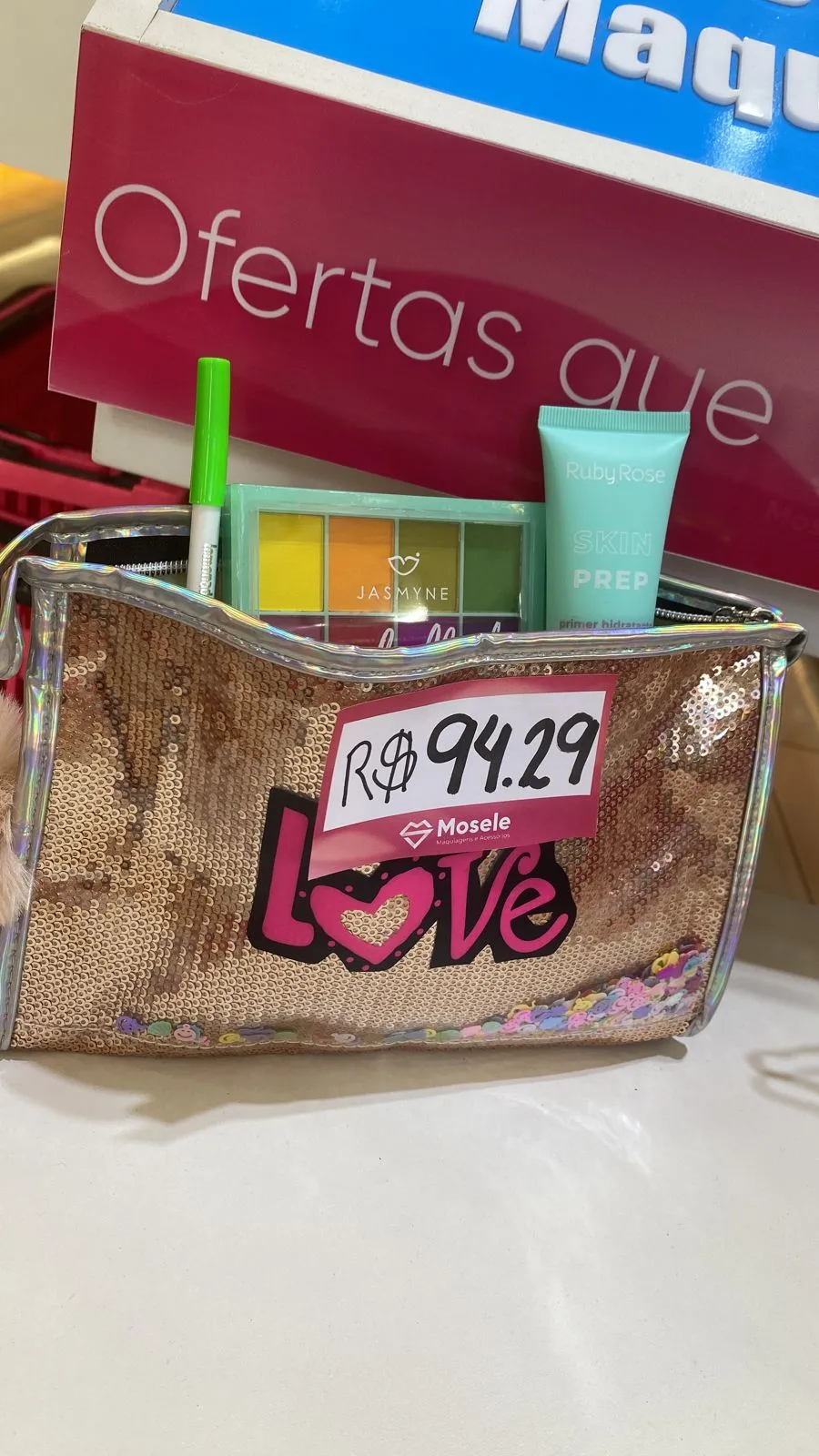 Kit de maquiagem inclui necessarie