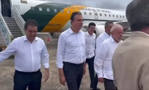 Evandro Leitão com Camilo, Lula e Elmano no desembarque em Fortaleza