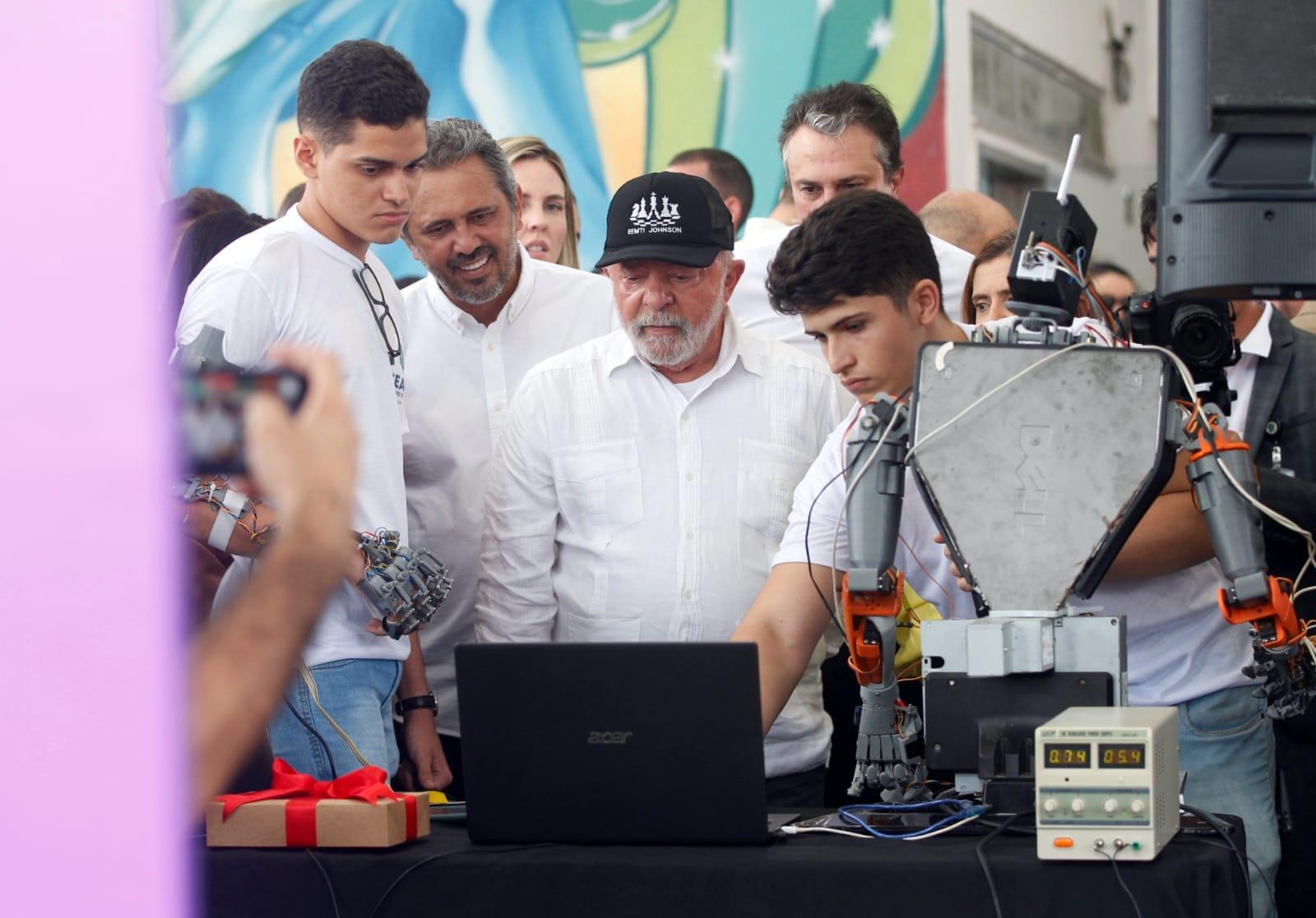 Lula visita escola em Fortaleza