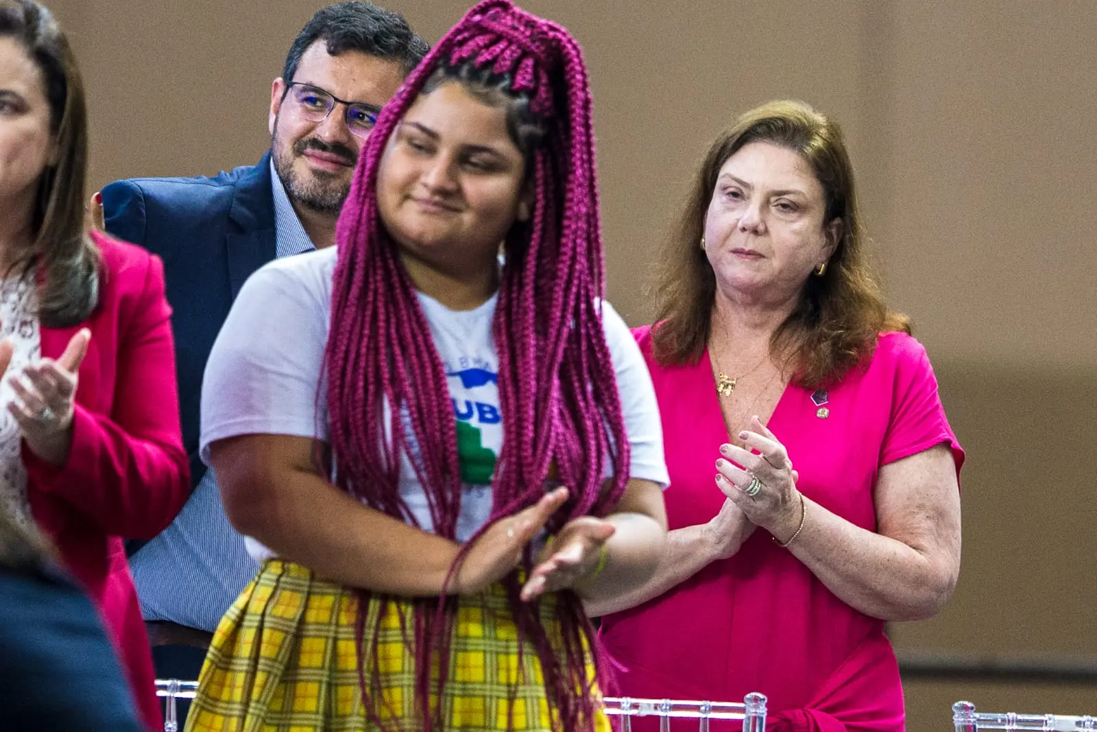 Deputada Fernanda Pessoa no palanque de Lula. em Fortaleza