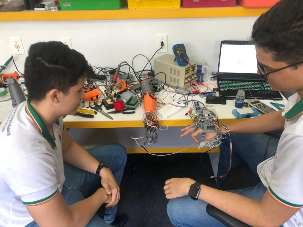 Estudantes em fase de desenvolvimento do projeto