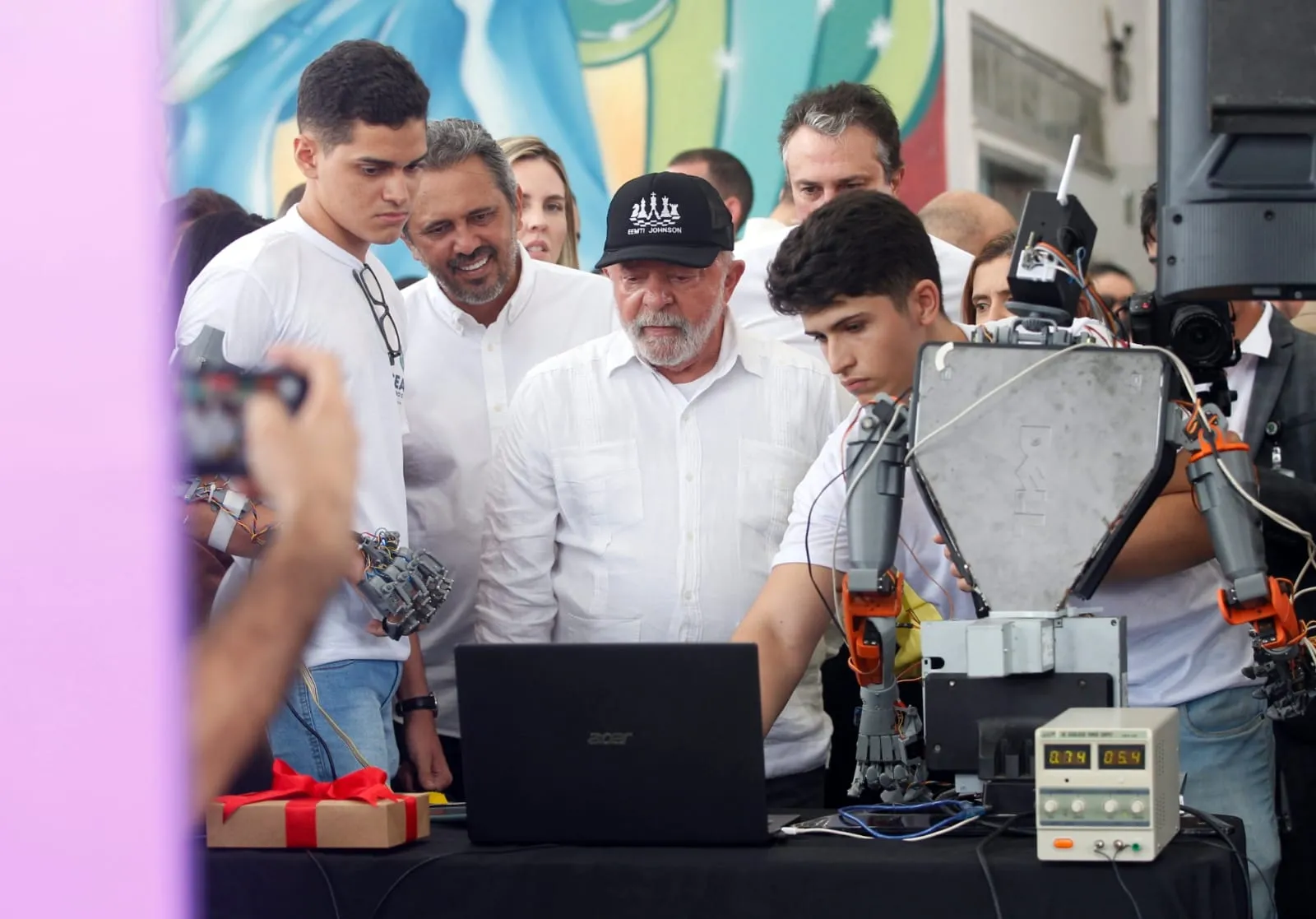 Estudantes Gabriel e Alex fazem demonstração do projeto para o presidente Lula