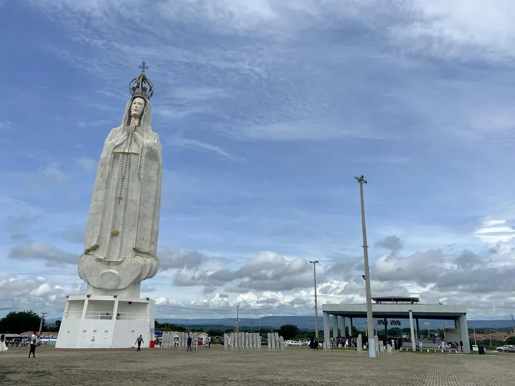 Monumento de 45 metros de altura em homenagem a Nossa Senhora de Fátima.