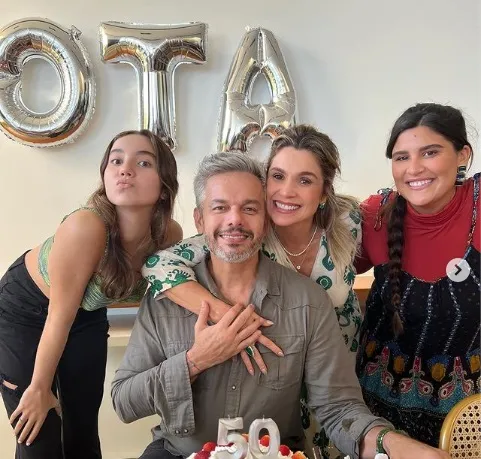 Flávia Alessandra reuniu a família para celebrar o Dia das Mães e o aniversário do marido, Otaviano Costa