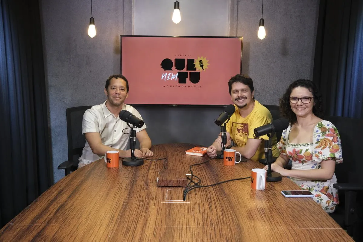 Alan Barros e Lorena Cardoso entrevistaram o escritor