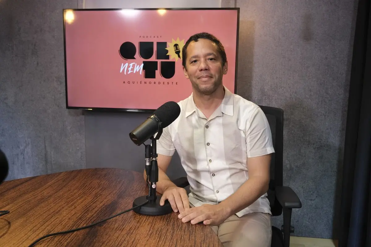 Itamar Vieira Júnior no estúdio do Que Nem Tu