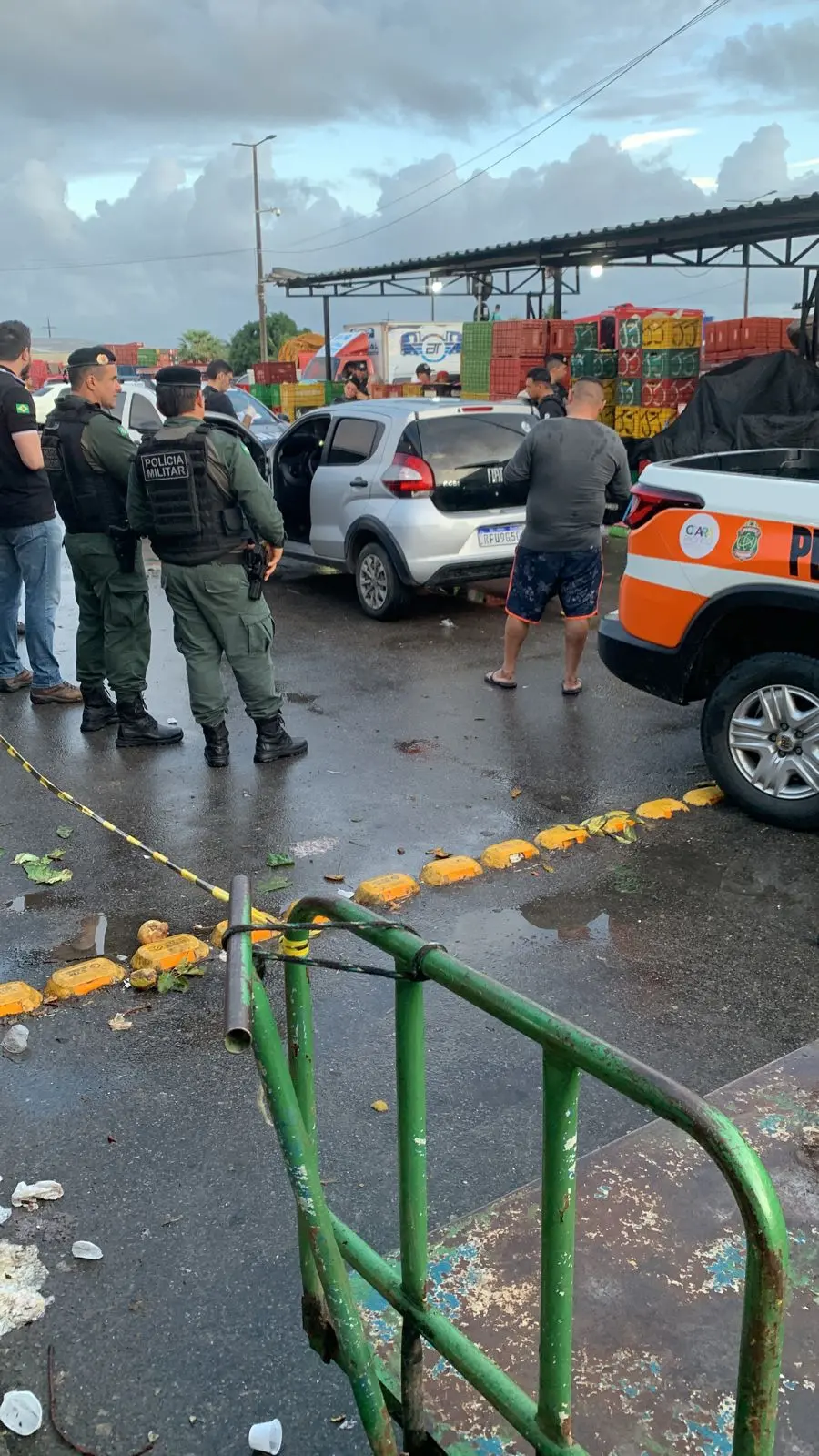 policiais militares na ceasa após morte de policial