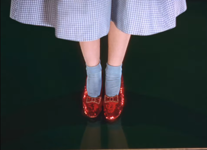 Um dos sapatos utilizados por Dorothy, em O Mágico de Oz, foi furtado em 2005