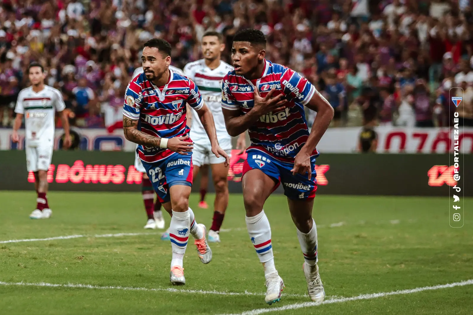 Atleta do Fortaleza comemora gol