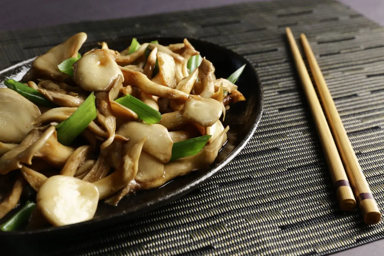 prato de shimeji refogado ao lado de hashi