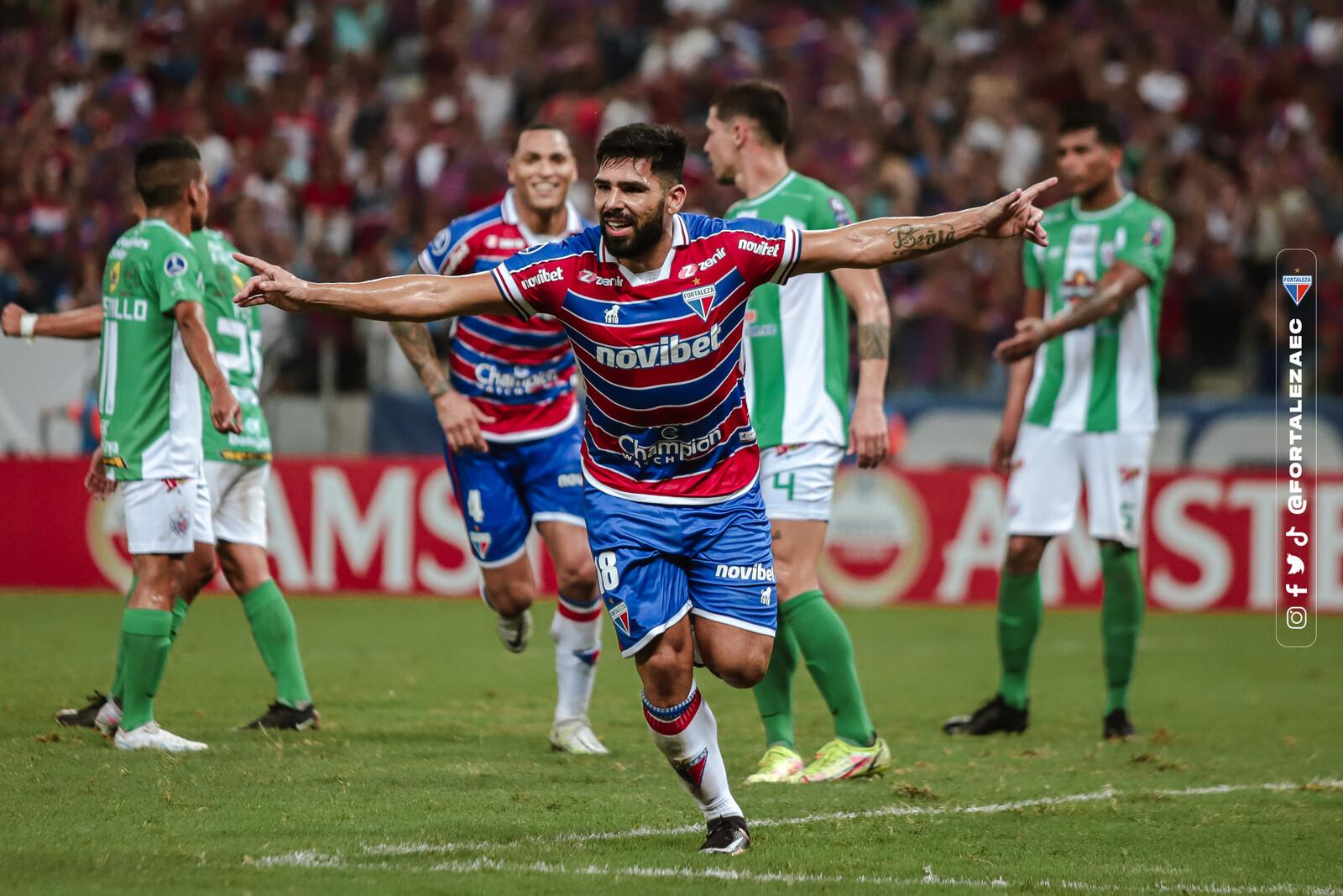 Silvio Romero comemora gol pelo Fortaleza