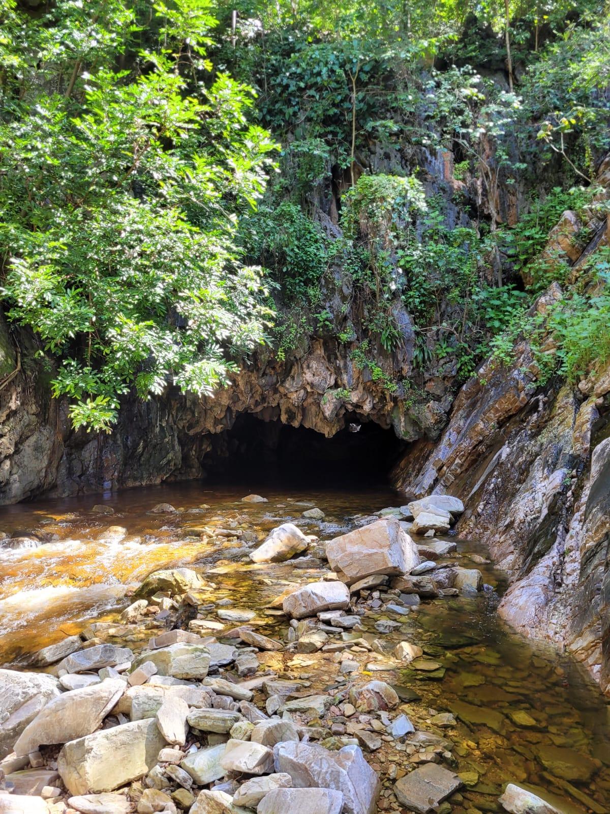Caverna sobre o Riacho dos Macacos, na Gruta do Torem