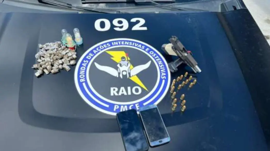 Com o trio também foi apreendido uma pistola calibre 40, 18 munições de diversos calibres, 24 papelotes de cocaína e 90 papelotes de maconha foram apreendidos