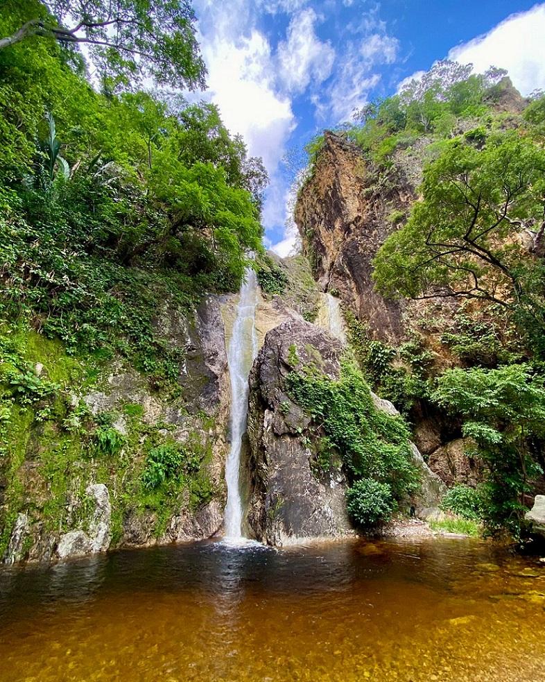 Cachoeira dos Macacos, uma das principais e mais visitadas cachoeiras do Parque Estadual das Carnaúbas. É a única dentro dos limites da Unidade de Conservação