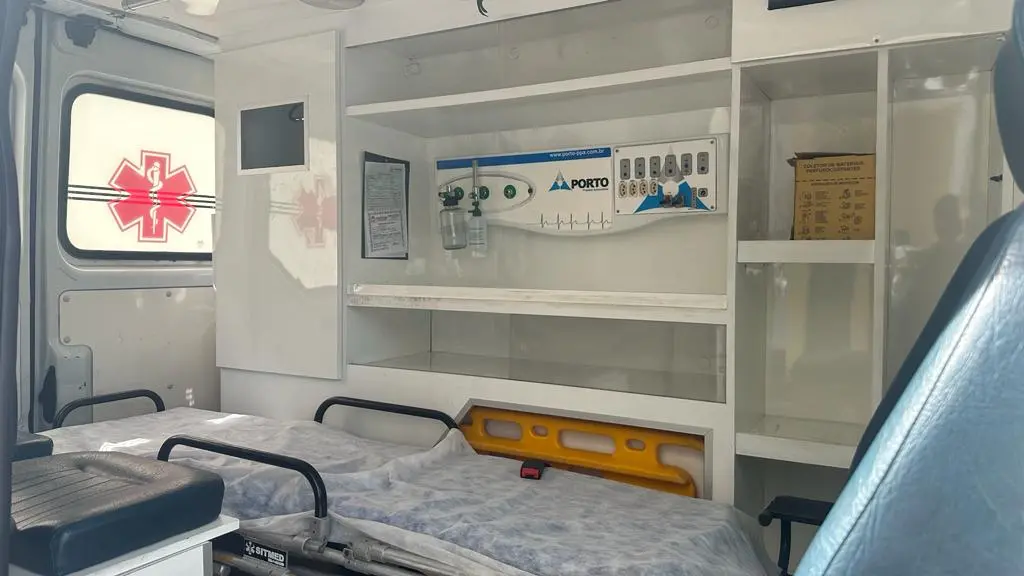 Interior de unidade móvel de atendimento do Programa Consultório na Rua