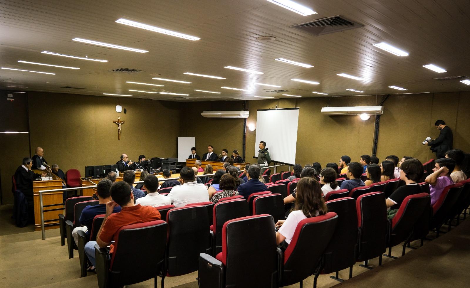 Um subtenente da Polícia Militar do Ceará (PMCE) sentou no banco dos réus, no II Salão do Júri de Fortaleza, na última quinta-feira (25)