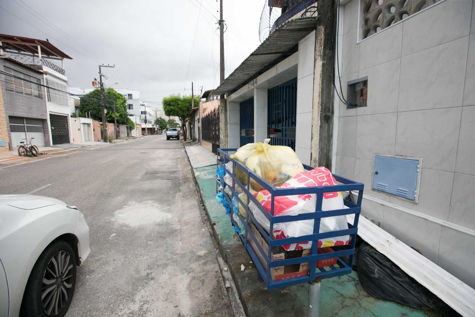 lixo doméstico nas ruas de Fortaleza