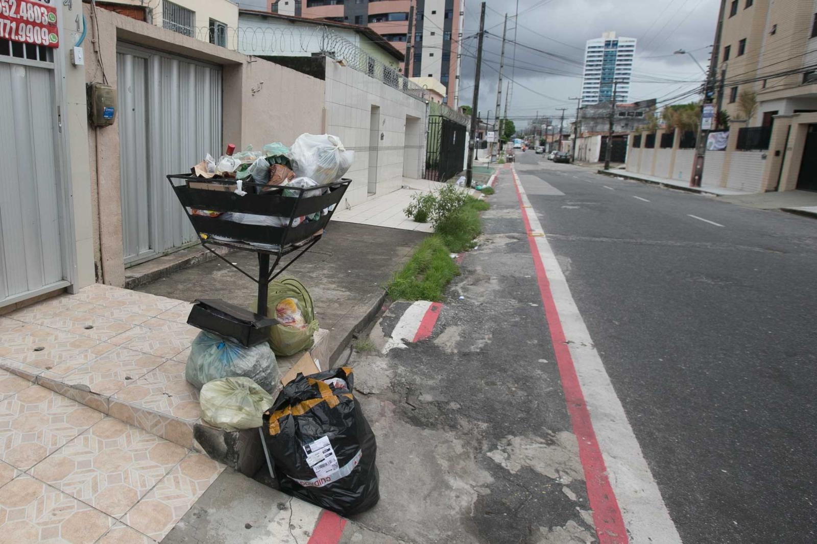 Lixo doméstico nas calçadas de Fortaleza