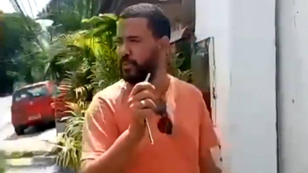 Mostra trecho de vídeo em que Bruno de Souza Rodrigues abre a casa de Jeff Machado para irmão do ator