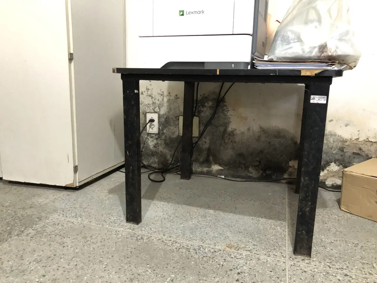 O local conta com mofo, infiltrações e falta de ventilação