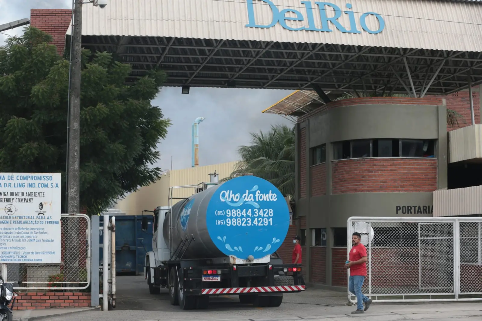 Funcionários aguardam na calçada de fábrica de Maracanaú atingida por um incêndio em fábrica no dia 1 de junho de 2023