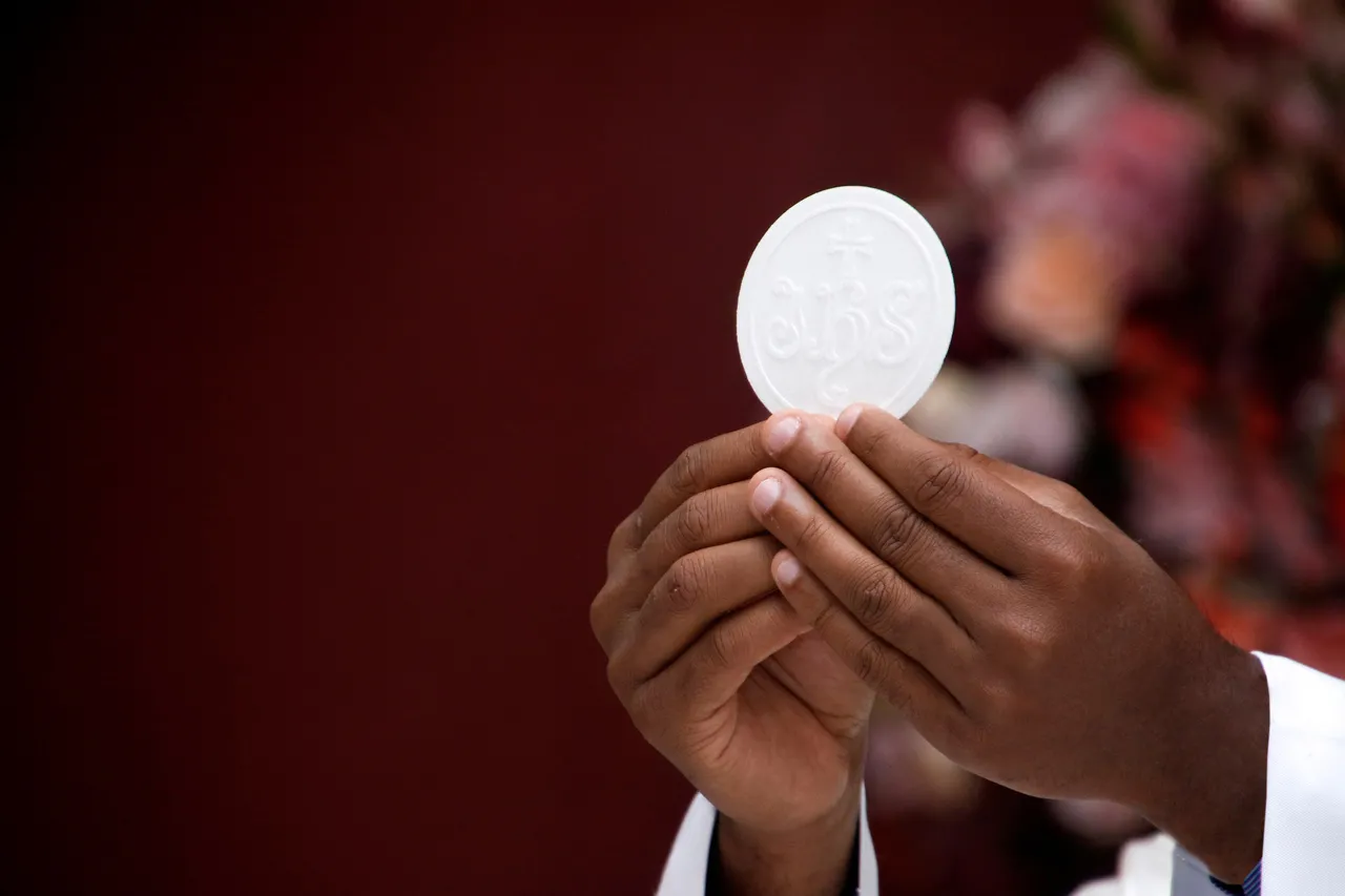 Festa é considerada um dia santo para os seguidores da Igreja Católica, e é recomendado que os fiéis participem da celebração da missa nesta data