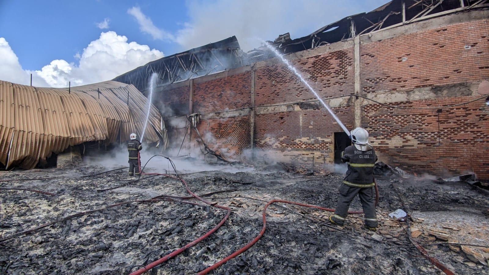Bombeiros atuam no rescaldo de fábrica que registrou incêndio de grandes proporções em 1 a junho de 2023, em Maracanaú