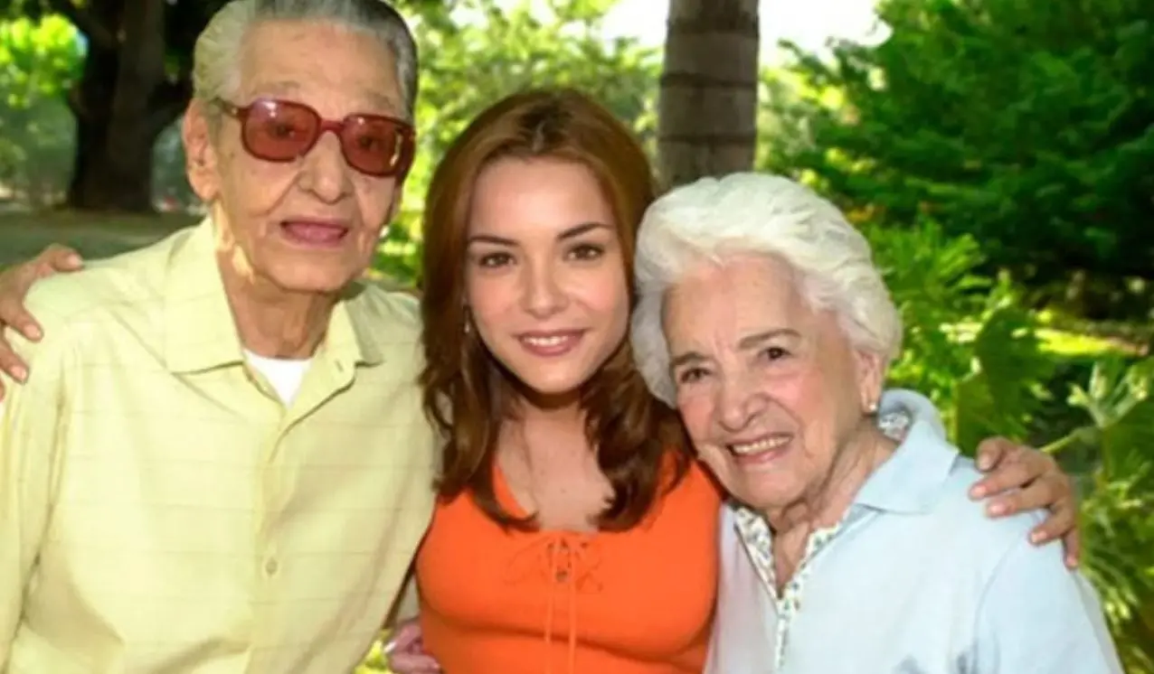 Oswaldo Louzada, regiane alves e carmen silva abraçados nos bastidores de mulheres apaixonadas