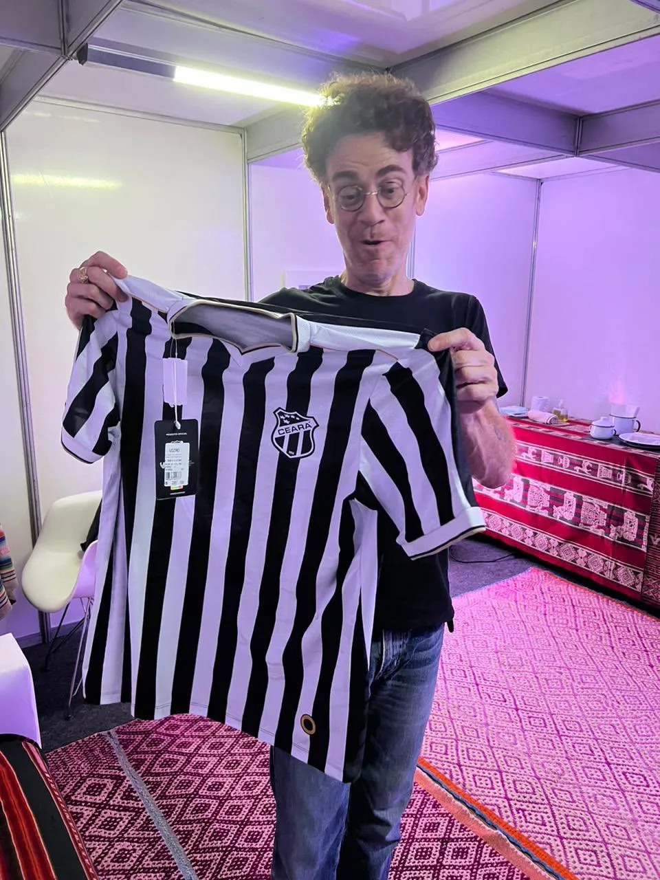 O cantor Nando Reis também recebeu a camisa do Ceará de presente