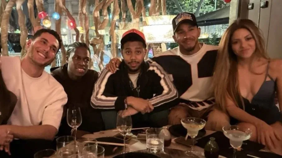 Shakira e Hamilton jantando juntos com amigos