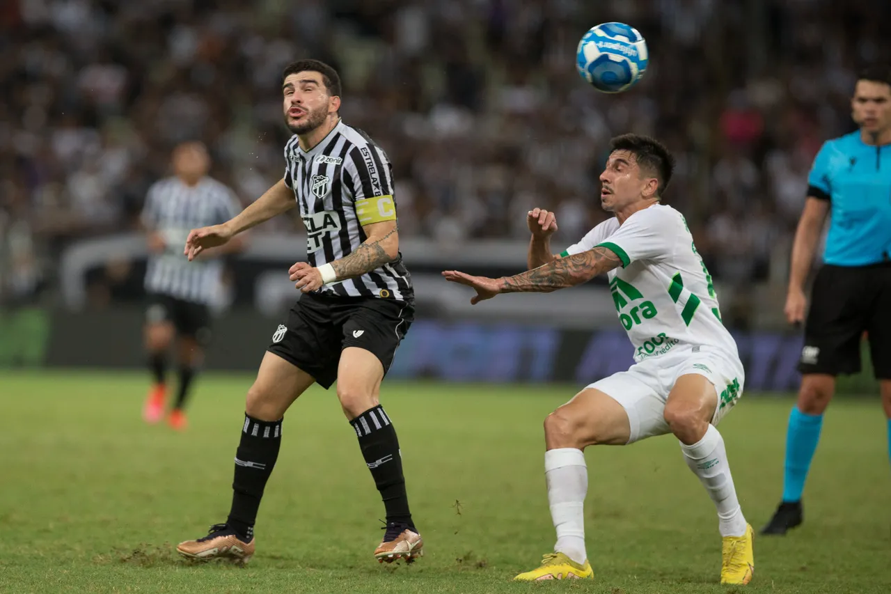 Volante Richardson em ação com a camisa do Ceará