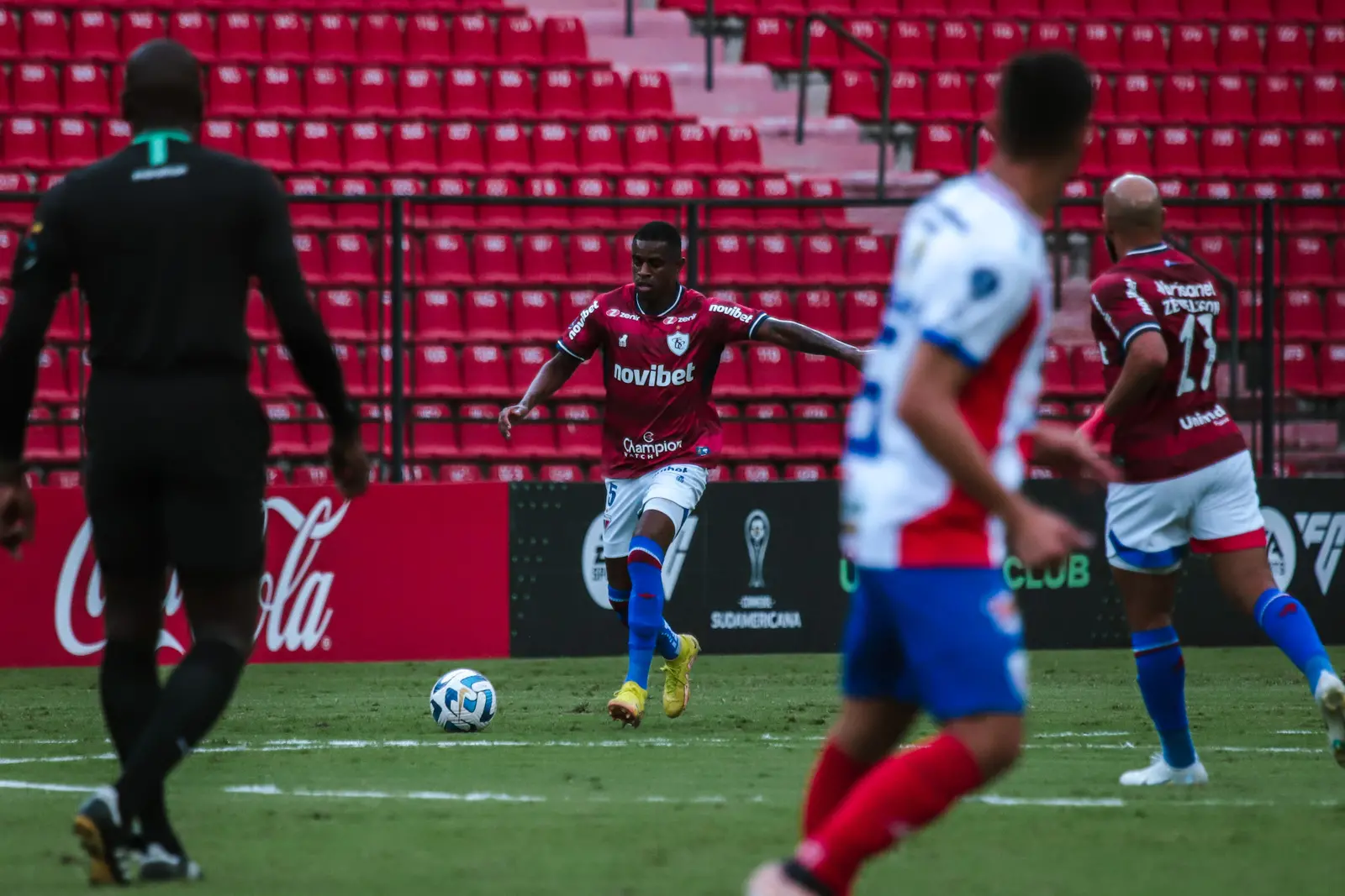 Atletas Fortaleza e Estudiantes de Mérida-VEN disputam bola