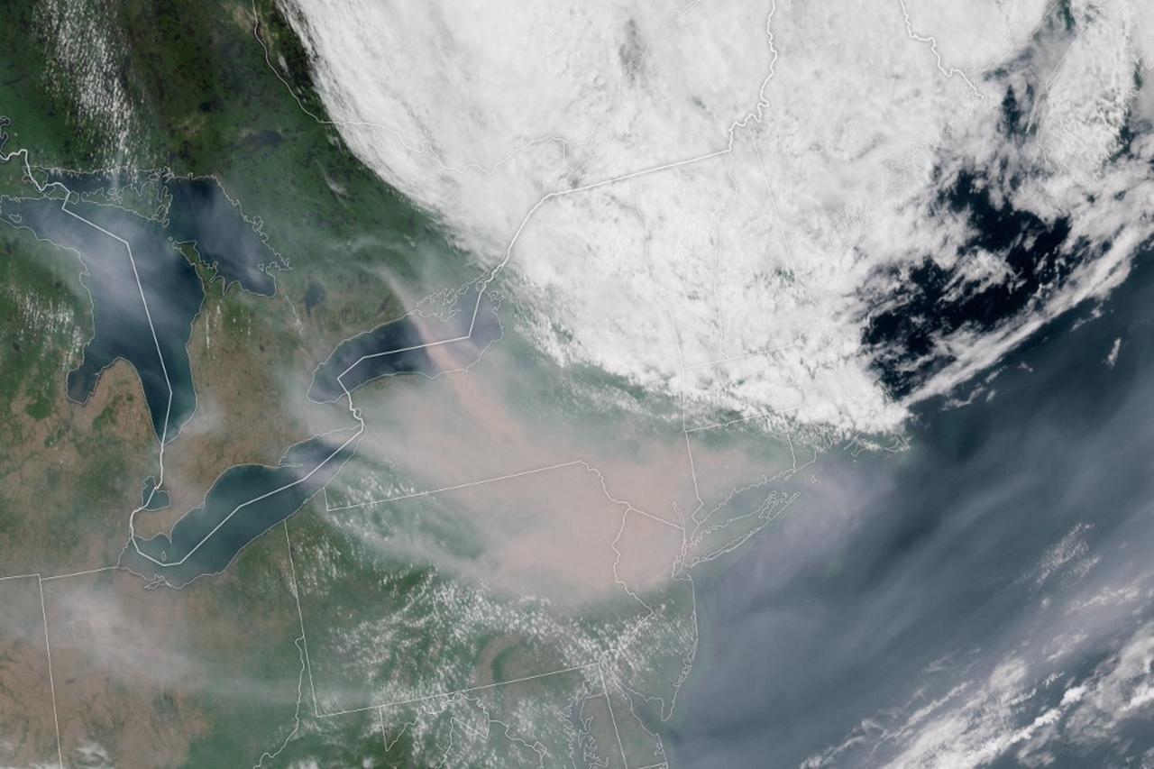 Esta imagem de satélite, cortesia do Observatório da Terra da NASA, tirada em 7 de junho de 2023, mostra a fumaça varrendo Nova York e a Pensilvânia.