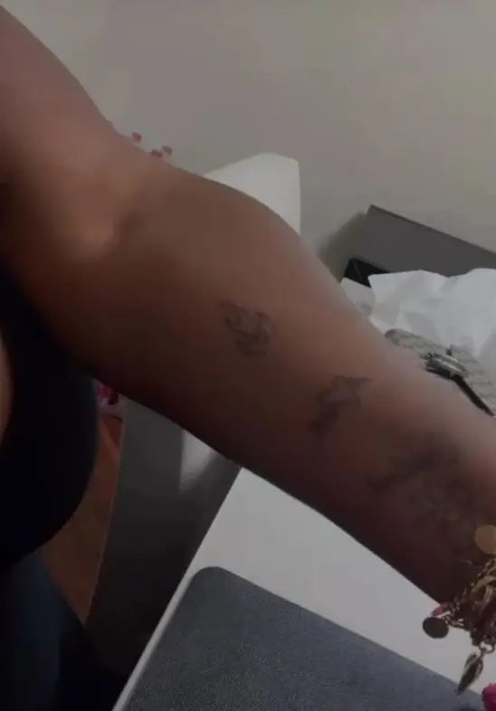 Tatuagem nova foi revelada em Stories do Instagram