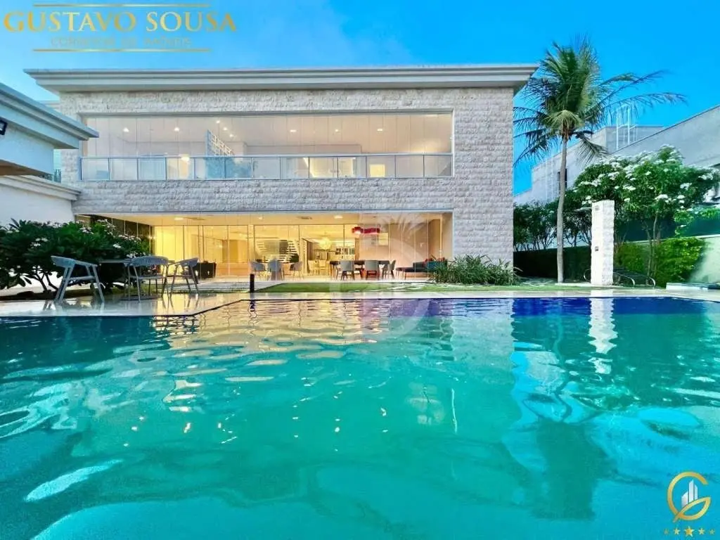 Vista da piscina e da mansão no alphaville