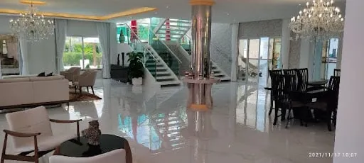 Casa possui 7 quartos e várias dependências de lazer