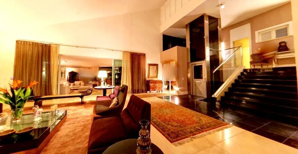 Casa de R$ 15 milhões tem uma arquitetura moderna, amplos espaços, escritório e sala de cinema