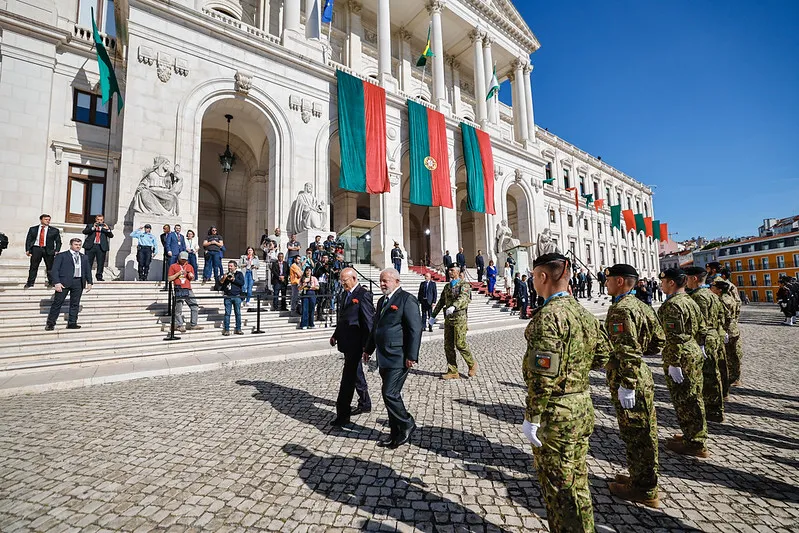 Lula acabou não participando de sessão solene da Revolução dos Cravos, em Portugal, após impasse por conta das falas do brasileiro sobre a guerra; presidente esteve no parlamento português em outra ocasião