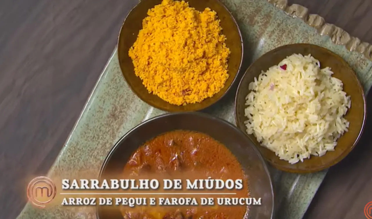 Sarrabulho de miúdos com arroz de pequi e farofa de urucum