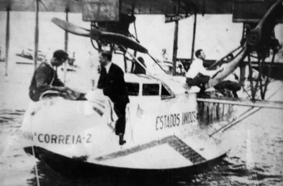 Avião Sampaio Correia II pousa no Rio de Janeiro