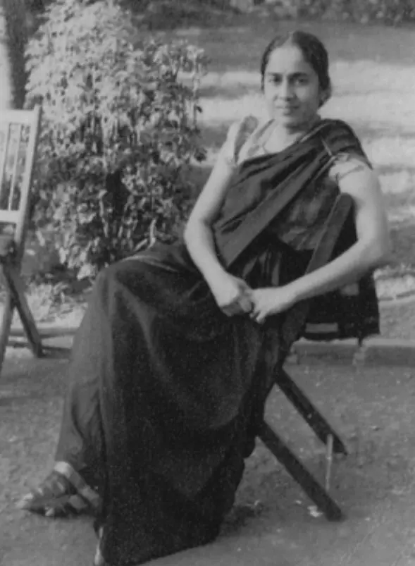 Kamala Sohonie sentada em uma cadeira