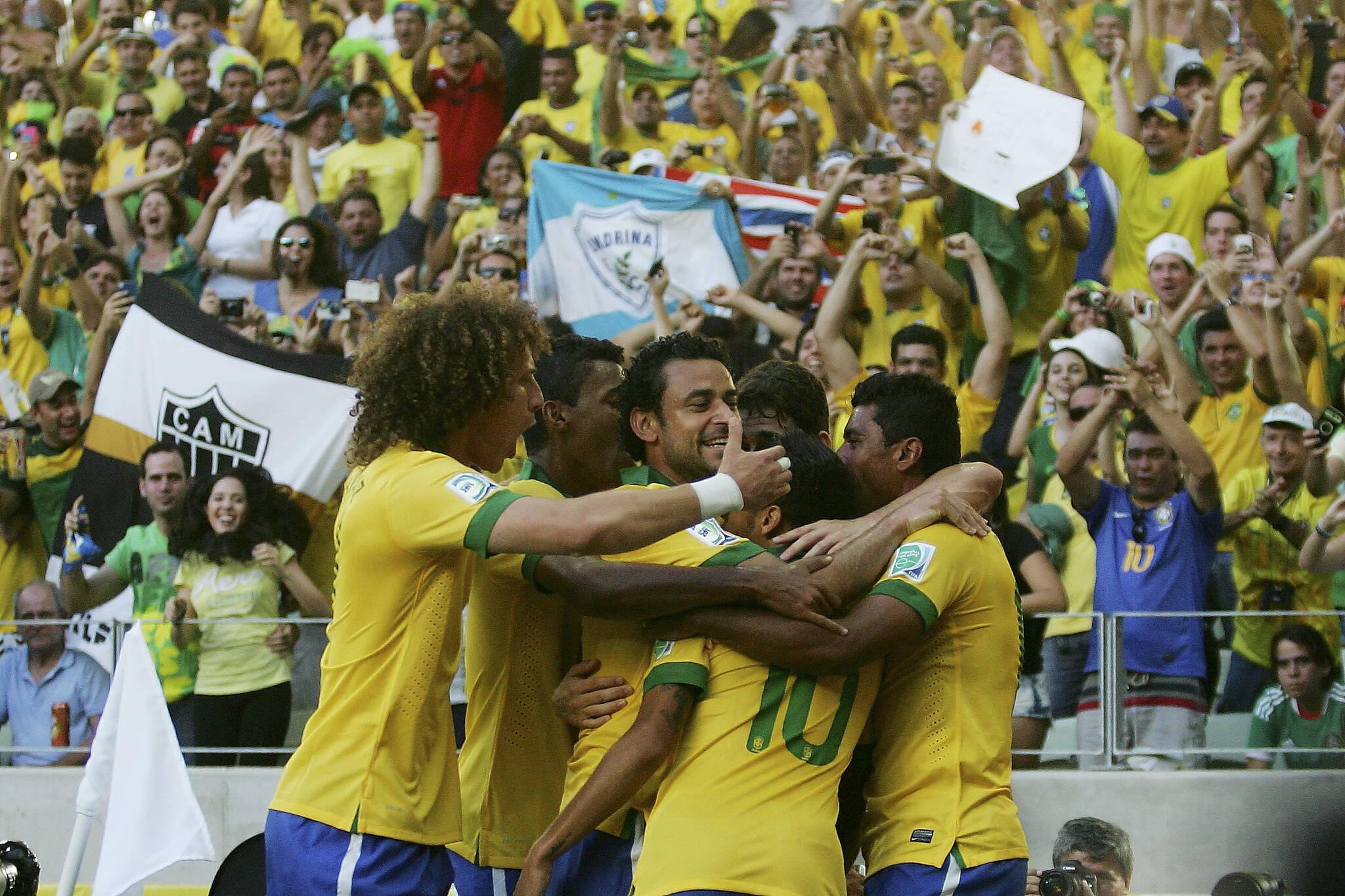 Jogadores do Brasil comemoram gol contra o México