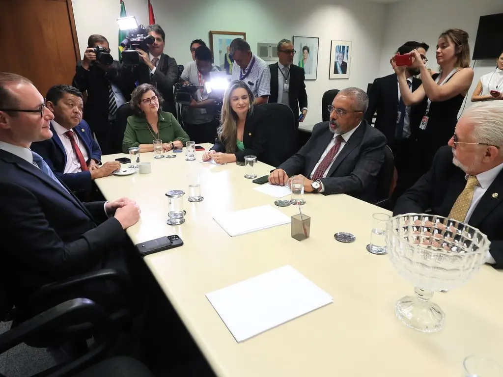 Advogado indicado para STF, Cristiano Zanin, reunido com senadores do PT
