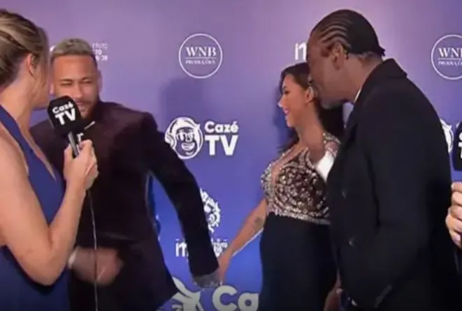 Neymar chegou ao evento Bruna Biancardi e parou para cumprimentar o cantor Seu Jorge