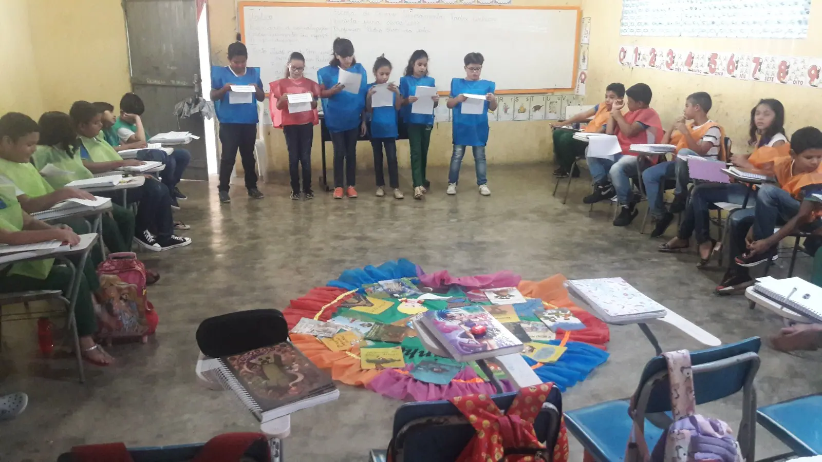 Estudantes do 5º ano da escola Padre Linhares, com material lúdico