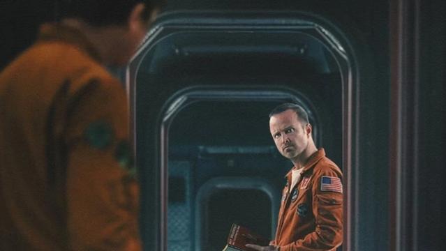 Homem calvo veste traje de astronauta dos Estados Unidos