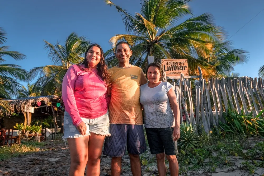 Da esquerda para a direta, Graciele Sousa, Mardone Silva e dona Deninha, os proprietários do Ecocamping Lumiar