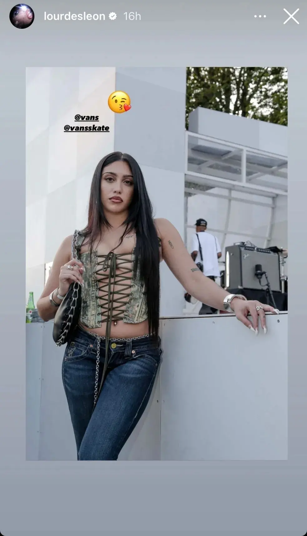Lourdes Leon usando espartilho e calça jeans